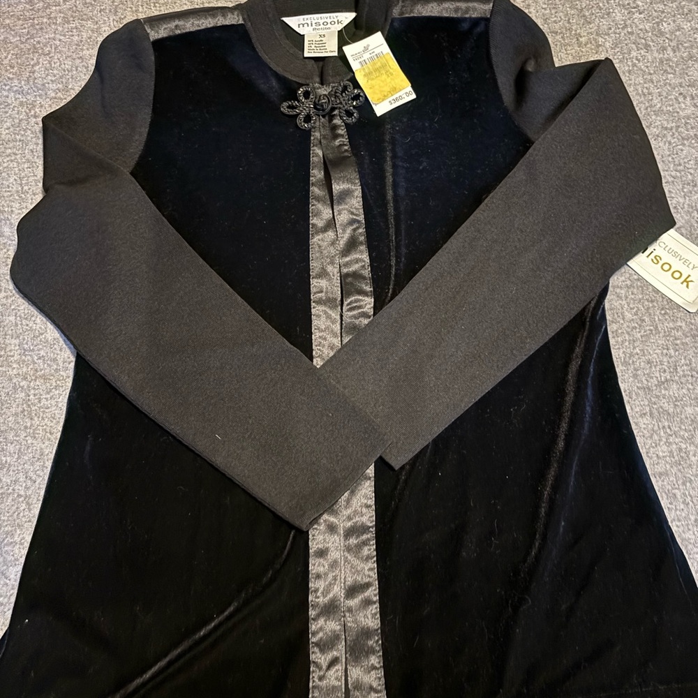 Exclusively MISOOK KNIT Embellished Velvet Closure at neck‎ Cardigan